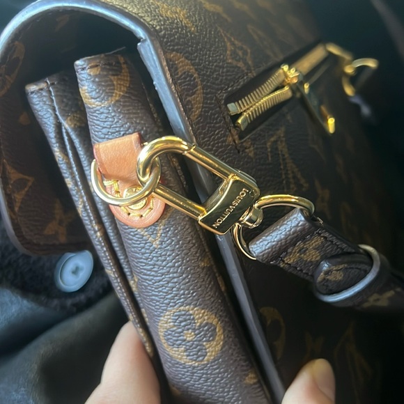 Louis Vuitton Brown and Gold Crossbody Bag
OPEN TO REASONABLE OFFERS 🥳🤩 - Picture 4 of 16